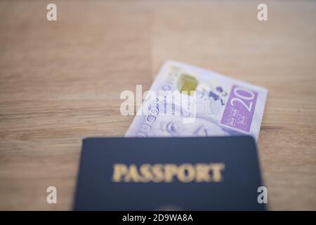 Una ventina di banconote svedesi in corone all'interno di uno Stato americano Passaporto Foto Stock