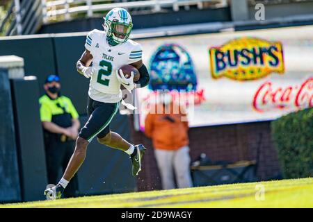 Tulane Green Wave Wide Receiver Duece Watts (2) durante la partita di calcio del college NCAA tra Tulane ed ECU sabato 7 novembre 2020 al Dowdy-Ficklen Stadium di Greenville, North Carolina. Jacob Kupferman/CSM Foto Stock