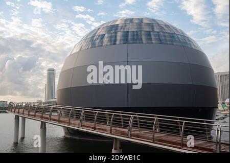 02.07.2020, Singapore, Repubblica di Singapore, Asia - Vista del nuovo Apple Flagship Store lungo il lungomare di Marina Bay Sands. Foto Stock