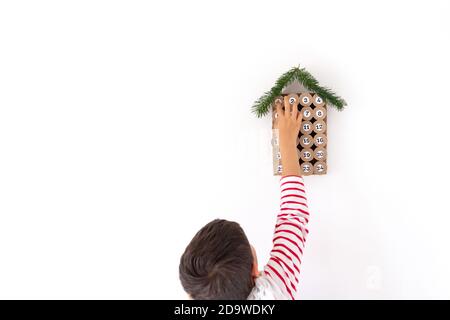 Boy Opening advent calendario, regalo di natale per i bambini, fai da te, punto 5 Foto Stock