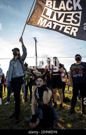 Detroit, Stati Uniti. 07 novembre 2020. Il dimostratore tiene una bandiera nera della materia di vite durante la protesta.centinaia della gente è stata fuori per 'il Michigan combatte indietro! Proteggete il Rally e la marcia dei voti che hanno avuto inizio e si sono conclusi al Dipartimento delle elezioni di Detroit. Questa protesta è stata a sostegno della Black Lives Matter, della comunità LGBTQ e dei risultati delle elezioni presidenziali del 2020, nonché contro la brutalità della polizia e il presidente Donald Trump. Credit: SOPA Images Limited/Alamy Live News Foto Stock