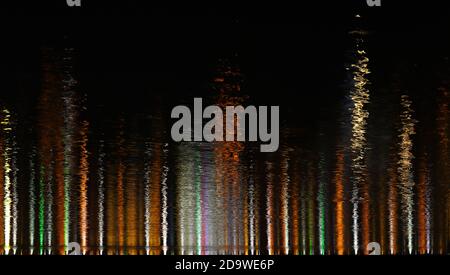 Lanterne colorate del viale riflesse nell'acqua di notte. Foto Stock