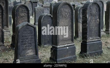 Raunschweig, Germania, 27 agosto 2020: Lapidi nel cimitero storico ebraico chiuso Foto Stock