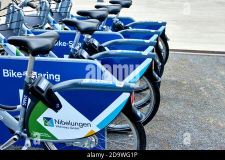 Raunschweig, Germania, 27 agosto 2020: Noleggio biciclette presso una stazione di noleggio, per la protezione della terra contro i cambiamenti climatici e per gli sportivi Foto Stock