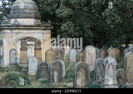 Raunschweig, Germania, 27 agosto 2020: Lapidi nel cimitero storico ebraico chiuso Foto Stock