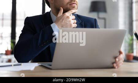 Primo piano pensivo uomo ceo manager toccare il mento. Foto Stock
