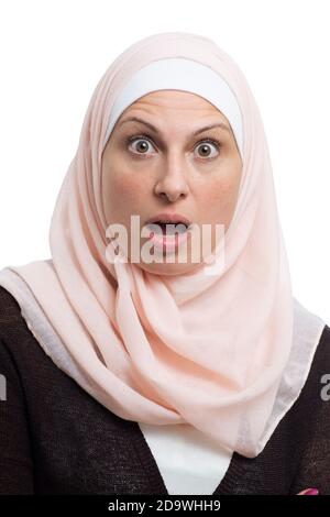Ritratto di Arab Muslim Woman sorpreso su sfondo bianco Foto Stock