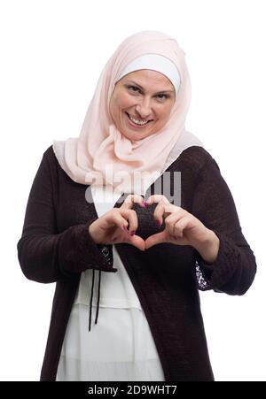 Felice musulmana Donna in amore con le dita cuore Sign over Bianco Foto Stock