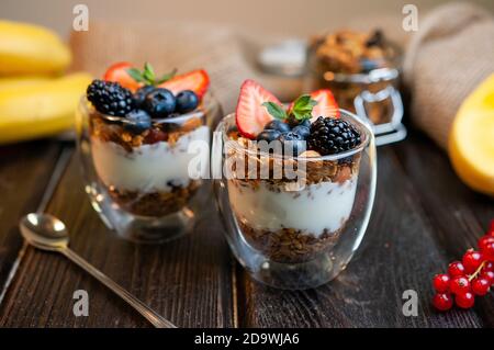 Muesli con frutti di bosco e yogurt in una tazza di vetro Foto Stock