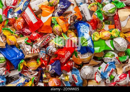 Caramelle e cioccolato assortiti e colorati Foto Stock