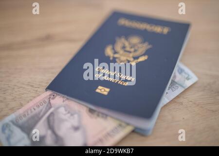 Passaporto degli Stati Uniti d'America con cinque Lempiras Honduran Fattura interna Foto Stock