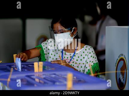 (201108) -- YANGON, 8 novembre 2020 (Xinhua) -- UN elettore lancia il suo scrutinio ad una stazione di polling a Yangon, Myanmar, 8 novembre 2020. Domenica il Myanmar ha dato il via alle elezioni generali multipartitiche, mentre oltre 37 milioni di elettori hanno partecipato ai sondaggi in tutto il paese. Credit: Xinhua/Alamy Live News Foto Stock