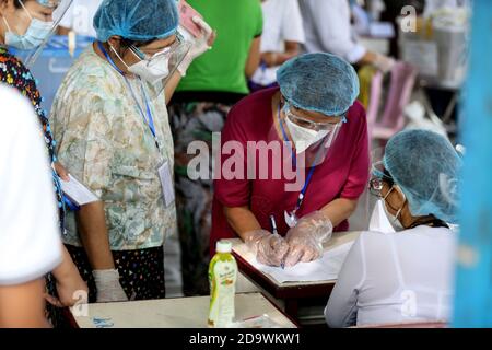 Yangon, Myanmar. 8 Nov 2020. Una donna si registra per votare in un seggio a Yangon, Myanmar, 8 novembre 2020. Domenica il Myanmar ha dato il via alle elezioni generali multipartitiche, mentre oltre 37 milioni di elettori hanno partecipato ai sondaggi in tutto il paese. Credit: U Aung/Xinhua/Alamy Live News Credit: Xinhua/Alamy Live News Foto Stock