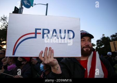 Beverly Hills, Stati Uniti. 07 novembre 2020. Un sostenitore di Trump ha un cartello che dice 'frode' durante il rally.nonostante una vittoria elettorale per Joe Biden e Kamala Harris, i sostenitori del presidente Trump si sono riuniti al Beverly Gardens Park di Beverly Hills, La California a chiedere giustizia per quello che sostenevano era un’elezione rigata e si è alleata con l’idea di altri quattro anni di Donald Trump come presidente. Credit: SOPA Images Limited/Alamy Live News Foto Stock