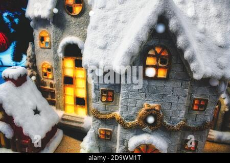 Villaggio di Natale giocattolo con case in miniatura coperte di neve Foto Stock