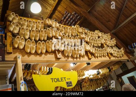 Fabbrica di calzature in legno a Volendam, Paesi Bassi Foto Stock