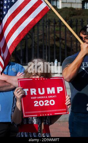 Reazione alla fine delle elezioni presidenziali americane del 2020 a Boston, ma, USA. 07 Nov 2020. Centinaia di sostenitori di Joseph Biden si sono trovati di fronte a meno di 50 sostenitori di Donald Trump alla casa di Stato del Massachusetts a Boston dopo l'annuncio da parte dei media statunitensi che Biden aveva vinto le elezioni del 2020. Credit: Chuck Nacke / Alamy Live News Foto Stock