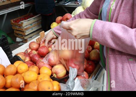 Donna sceglie le mele sul mercato, Russia Foto Stock