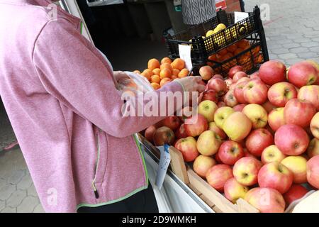 La persona sceglie le mele nel mercato, Russia Foto Stock