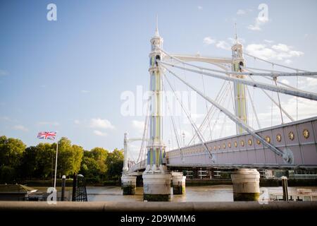 Vista panoramica del ponte Albert sul Tamigi E sotto un cielo blu Foto Stock