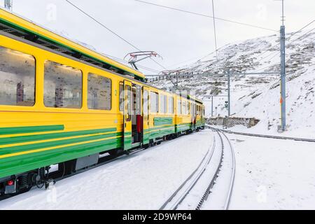 La ferrovia dello Jungfrau UN treno che va da Interlaken alla vetta del monte Jungfrau sulle Alpi, che si chiama "cima d'Europa". Foto Stock