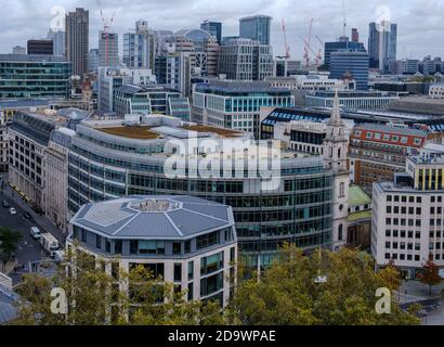 Vista aerea di Londra dalla Stone Gallery, la Cattedrale di St Paul, rivolta a nord con gru in lontananza. Foto Stock