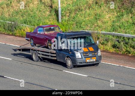 Ford Transit 115 T350L RWD Auto Transporter, Classic car Transporter carrier; Autostrada per la consegna di camion, trasporto, trasporto, ritiro e consegna, veicolo commerciale, camion, veicolo, trasporto industriale sull'autostrada M6. Foto Stock