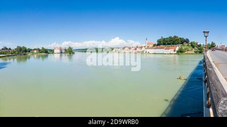 Schärding: River Inn e a destra Schärding, a sinistra Neuhaus am Inn città con Neuhaus Castello, paddler, Innviertel, Oberösterreich, alta Austria, Austria Foto Stock