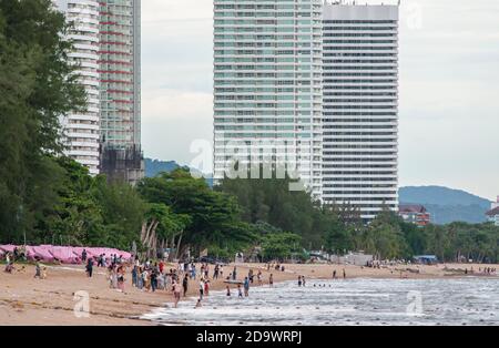 La spiaggia di Na Jomtien, vicino a Pattaya in Thailandia, al tramonto. Foto Stock