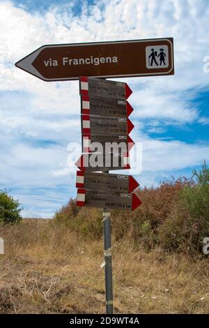 cartelli escursionistici nella campagna toscana (via francigena, sant'antimo, bagno vignoni, cipressi, san quirico d'orcia, poggio al vento, poggio grande) Foto Stock