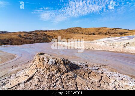 Vulcano attivo di fango nelle alture Foto Stock