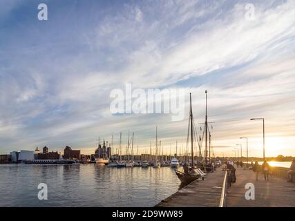 Stralsund: Porto, barche a vela, Nordmole (molo nord), Città Vecchia, Ostsee (Mar Baltico), Meclemburgo-Vorpommern, Germania Foto Stock