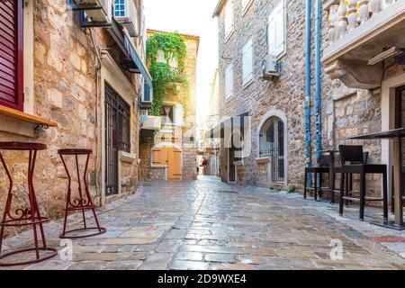 Città vecchia di Budva e edifici tradizionali del Montenegro Foto Stock
