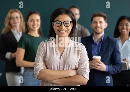 Ritratto della giovane donna biraciale leader del team aziendale Foto Stock