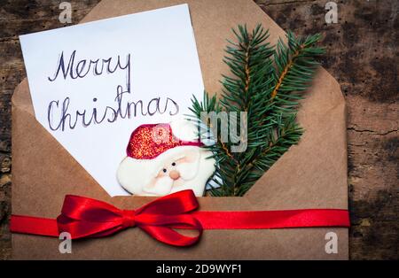 Buon Natale carta in una busta decorata per felici vacanze invernali Foto Stock