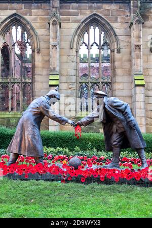 Liverpool, Regno Unito. 8 Nov 2020. Il giardino di papavero del giorno della memoria alla chiesa 'bombed out' di St Luke in Leece Street Liverpool, davanti alla statua chiamata 'All Together Now' progettata da Andy Edwards, cattura il momento in cui i soldati britannici e tedeschi hanno smesso di combattere e giocato a calcio il giorno di Natale 1914. Credit: ken biggs/Alamy Live News Foto Stock