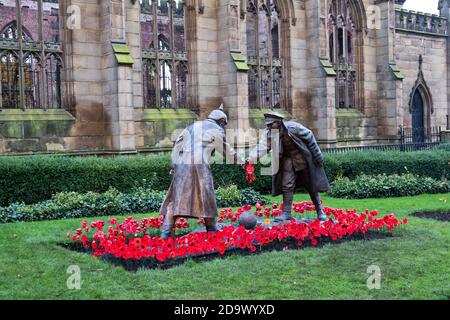 Liverpool, Regno Unito. 8 Nov 2020. Il giardino di papavero del giorno della memoria alla chiesa 'bombed out' di St Luke in Leece Street Liverpool, davanti alla statua chiamata 'All Together Now' progettata da Andy Edwards, cattura il momento in cui i soldati britannici e tedeschi hanno smesso di combattere e giocato a calcio il giorno di Natale 1914. Credit: ken biggs/Alamy Live News Foto Stock