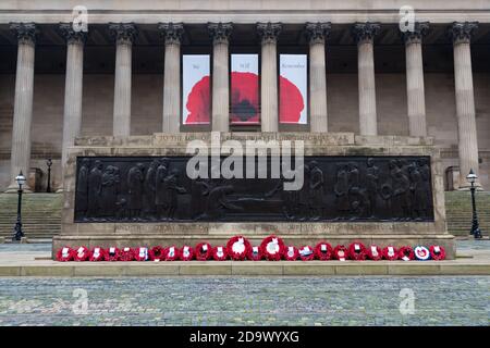 Liverpool, Regno Unito. 8 Nov 2020. Le orate del giorno della memoria sulla Cenotafe di Liverpool sull'altopiano di St George. Credit: ken biggs/Alamy Live News Foto Stock