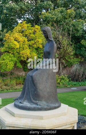 Abbess, una moderna scultura in bronzo di Mike Ivers, nel giardino murato, Delapre Abbey, Northampton, Regno Unito Foto Stock