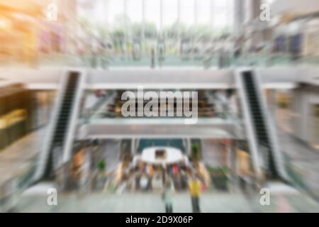 L'astratto offuscava le persone all'interno del centro commerciale; filtra effetto zoom di sfocatura radiale. Foto Stock