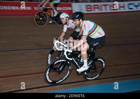 Bradley Wiggins altalena Mark Cavendish nella gara di Madison. I piloti hanno partecipato al campionato di ciclismo di sei giorni a Lee Valley Velodrome, Londra, Regno Unito. Foto Stock