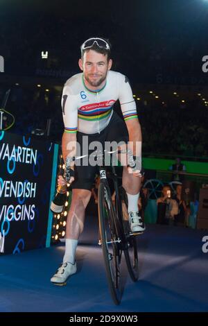 Mark Cavendish pone per il fotografo sul palco. I piloti hanno partecipato al campionato di ciclismo di sei giorni a Lee Valley Velodrome, Londra, Regno Unito. Foto Stock