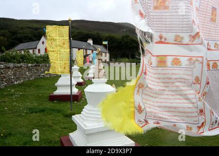 Il Centro per la Pace e la Salute nel mondo, con bandiere e stupidi tibetani su Holy Island, Lamlash Bay, Isola di Arran, Ayrshire, Scozia, Regno Unito Foto Stock