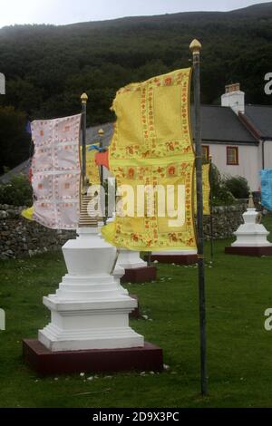 Il Centro per la Pace e la Salute nel mondo, con bandiere e stupidi tibetani su Holy Island, Lamlash Bay, Isola di Arran, Ayrshire, Scozia, Regno Unito Foto Stock