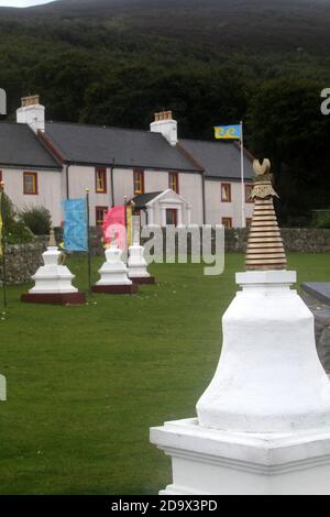 Il Centro per la Pace e la Salute nel mondo, con bandiere e stupidi tibetani su Holy Island, Lamlash Bay, Isola di Arran, Ayrshire, Scozia, Regno Unito Foto Stock