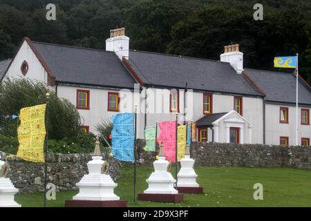 Il Centro per la Pace e la Salute nel mondo, con bandiere e stupidi tibetani su Holy Island, Lamlash Bay, Isola di Arran, Ayrshire, Scozia, Regno Unito Foto Stock