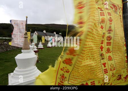 Il Centro per la Pace e la Salute nel mondo, con bandiere e stupidi tibetani su Holy Island, Lamlash Bay, Isola di Arran, Ayrshire, Scozia, Regno Unito Foto Stock