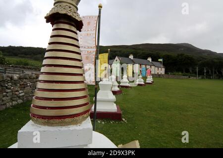 Il Centro per la Pace e la Salute nel mondo, con bandiere e stupidi tibetani su Holy Island, Lamlash Bay, Isola di Arran, Ayrshire, Scozia, Regno Unito Foto Stock