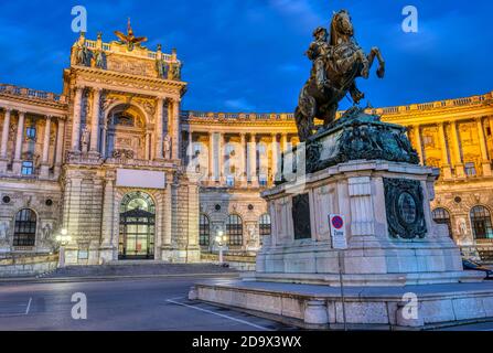 La statua di Prinz Eugen con parte del Hofburg in Vienna di notte Foto Stock