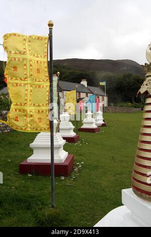 Il Centro per la Pace e la Salute nel mondo, con bandiere e stupidi tibetani su Holy Island, Lamlash Bay, Isola di Arran, Ayrshire, Scozia, Regno Unito Foto Stock